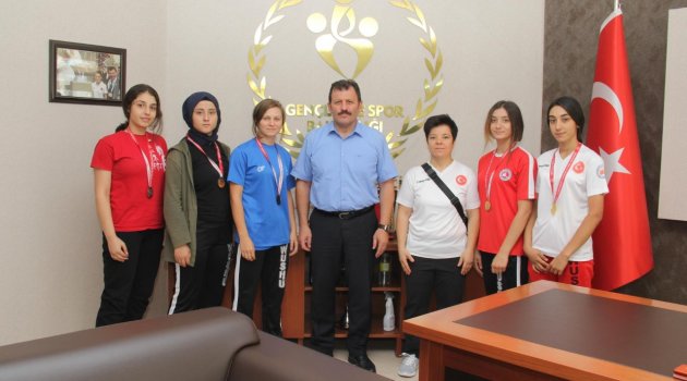 ŞAMPİYON WUSHU SPORCULARINDAN İL MÜDÜRÜ KABAKCIYA ZİYARET