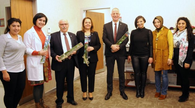 SANKO ÜNİVERSİTESİ’NDE ÖĞRETİM ÜYELERİNE KARANFİL DAĞITILDI