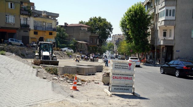 Sarayaltı Caddesi’ne parke döşeniyor