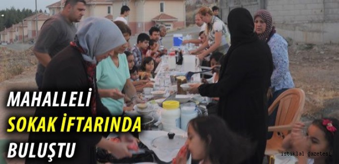 Türkoğlu'nda mahalleli sokak iftarında buluştu