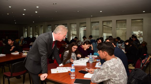 Vali Davut Gül: “İlave Eğitimlerle Öğrencilerimizi Desteklemeliyiz”