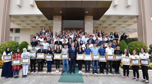 Vali Gül, LYS’de ilk 1000’e giren öğrencilerle buluştu